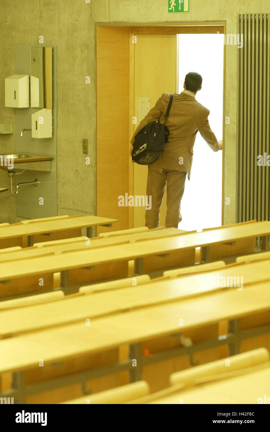 Le professeur, porte-documents, auditorium, sortie, vue de dos, université,  collège, advanced technical college, de l'étude, l'homme, des enseignants,  étudiants, besace sac, pochette, porter, porte ouverte, fin de  l'enseignement, l'enseignement, l ...