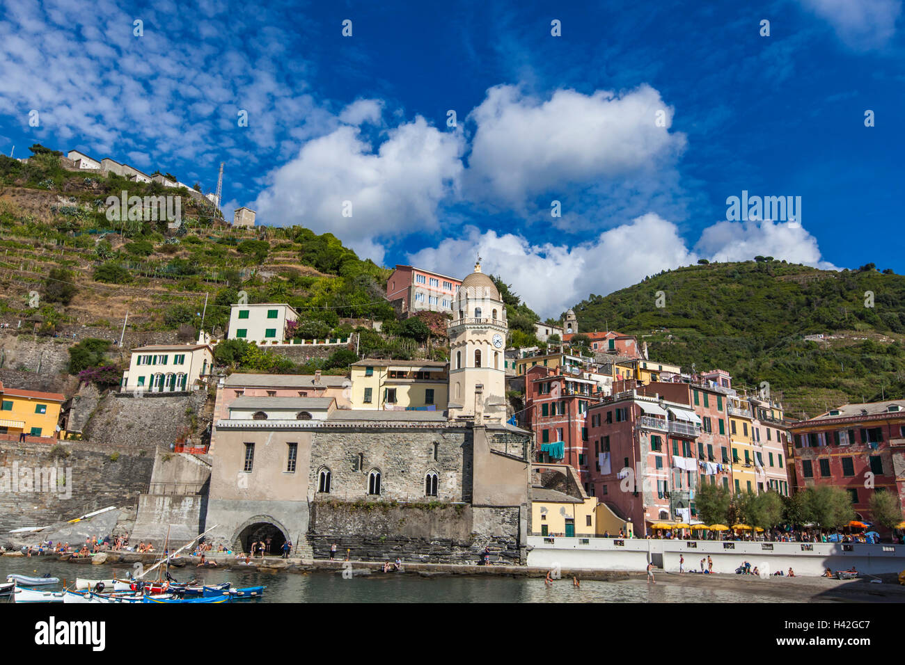 VERNAZZA, ITALIE - Le 19 septembre 2016 : personnes non identifiées à Vernazza, Italie. C'est l'un des cinq villages qui composent le Cinqu Banque D'Images