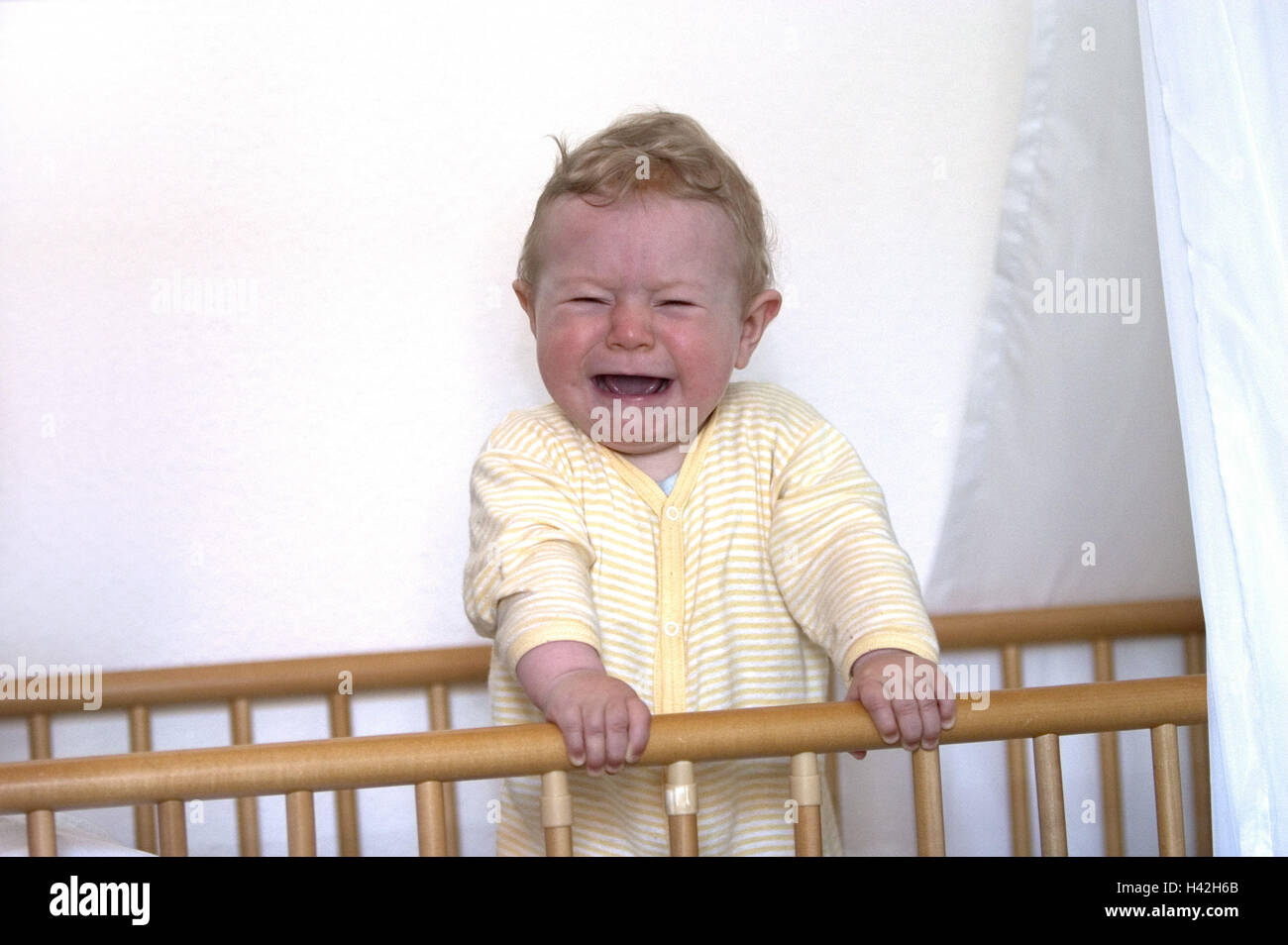 Les Chambres D Enfants Lit Bebe Nourrisson Stand Cri D Un Parc Pour Enfants Lit Bebe Enfant Bebe Fille 6 Mois Blonde De L Enfance Malheureusement Seul Seul Avec Anxiete Avec Inquietude La Peur L Obscurite Les Chambres D Enfants Lit Bebe Nourrisson Stand Cri D Un Parc Pour Enfants Lit Bebe Enfant Bebe Fille 6 Mois Blonde De L Enfance Malheureusement Seul Seul Avec Anxiete Avec Inquietude La Peur L Obscurite