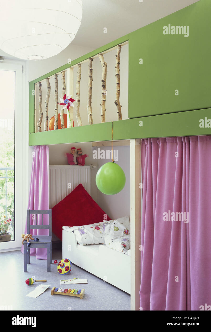 Les Chambres D Enfants Lit Chaise Jouets Desordre Chambre Chambre De La Jeune Fille Le Sommeil Les Rideaux Amovibles Compartiment Lit Bebe Rose Abat Jour Des Jeux Jouets Marbre Mensonge Desordre Chaos Icone L Enfance