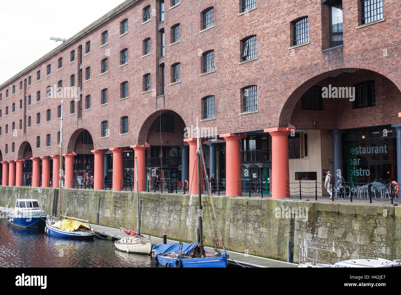 L'Albert Dock, attraction touristique populaire dans le port de Liverpool, Merseyside, Angleterre. Banque D'Images