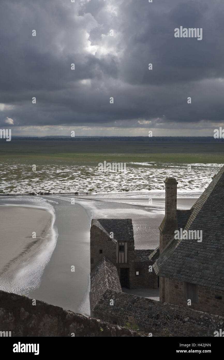 France, Normandie, Mont Saint Michel, vue, plage, mer, marée basse, ciel nuageux, Basse Normandie, muraille, de la construction, de l'autre, l'Atlantique, côte Atlantique, les marées, les vasières, watt, horizon, Ciel, nuages, gris, sombre, menaçant, gloomily, nuages de pluie, nuages de tempête, météo, personne, Banque D'Images