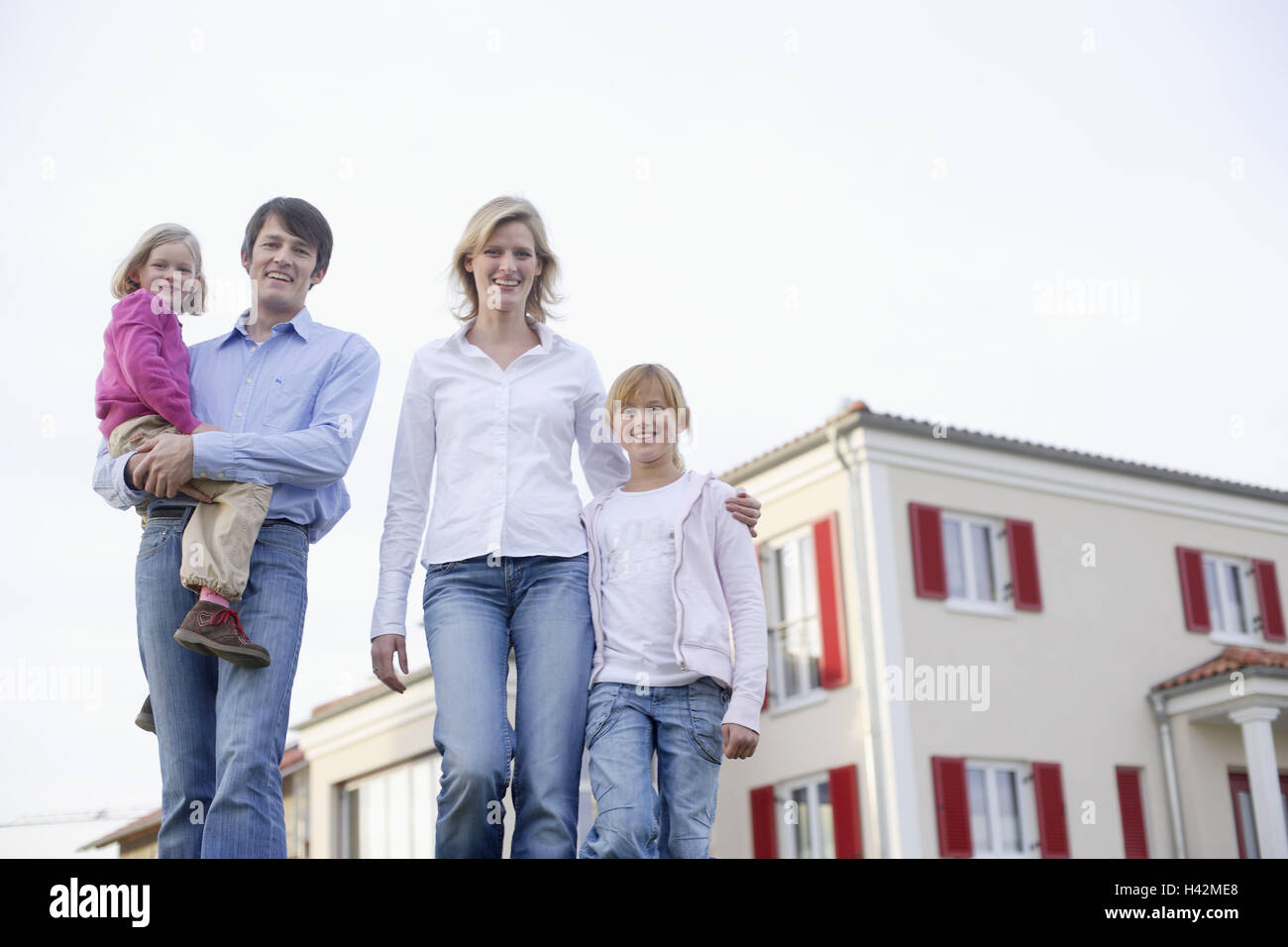 La famille, les jeunes, maison individuelle, fièrement, l'immobilier, satisfait, gondolé, couple marié, propriété, maison d'habitation, le succès, l'acquisition, l'investissement, heureux, heureux, à l'extérieur, la construction d'une maison, maison-propriétaires, filiales de financement, d'investissement, maison, enfants, mode de vie, ensemble, nouveau bâtiment, couple, personne, quatre, rendez-vous, prejoy, accueil, avenir, futur prix, ensemble, le flou, l'espace de copie, Banque D'Images