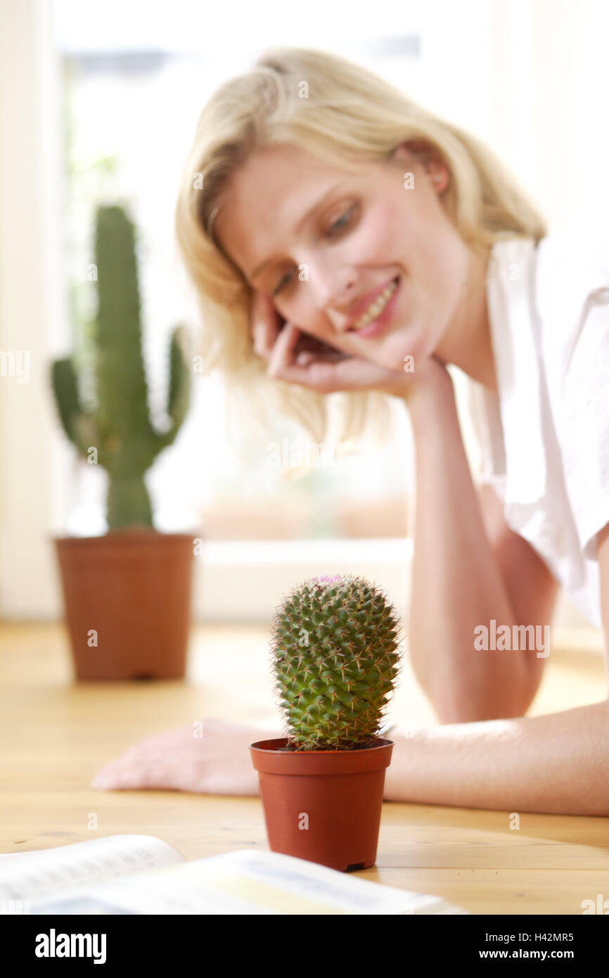 Femme, jeune, cactus, plantes, livre, regarde, regarde, Banque D'Images