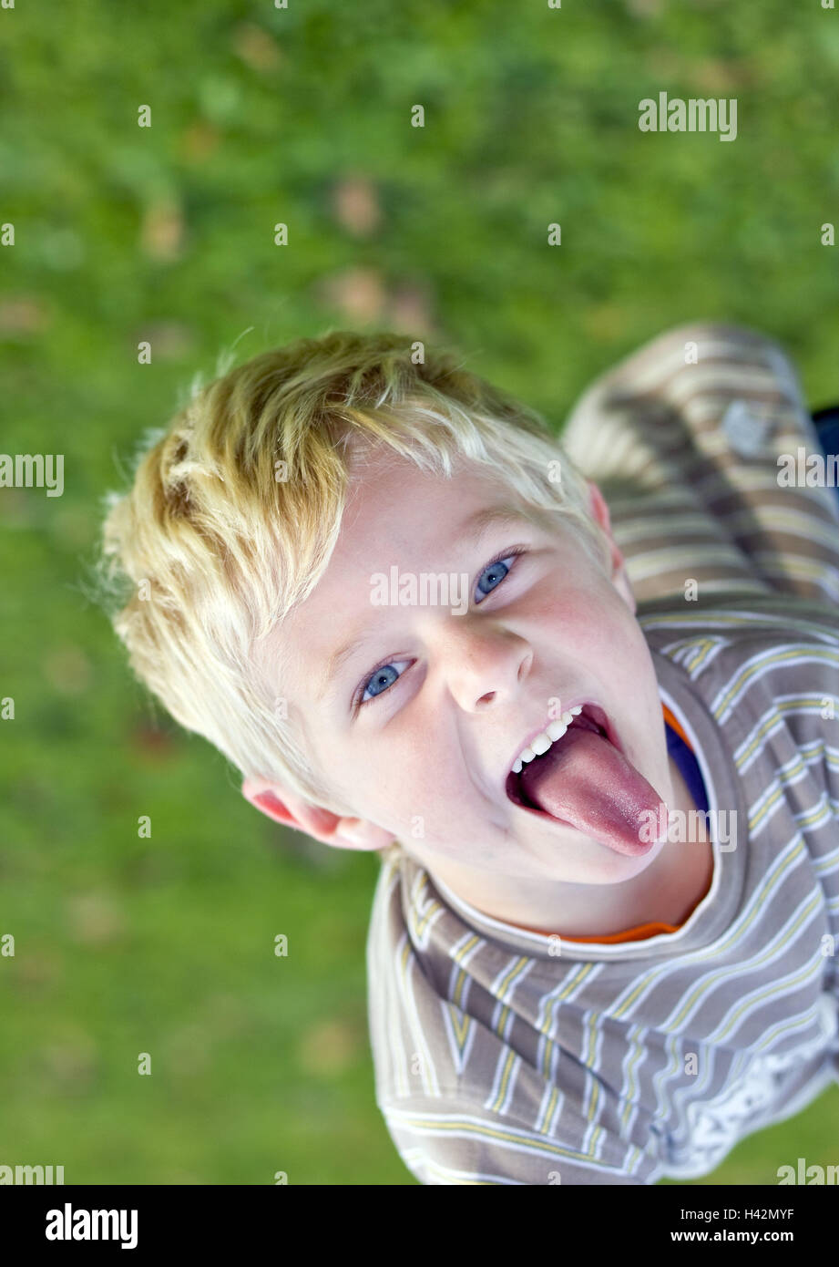 Garçon, effronté, langue, portrait, stick out tongue, d'en haut, le modèle libéré, Banque D'Images