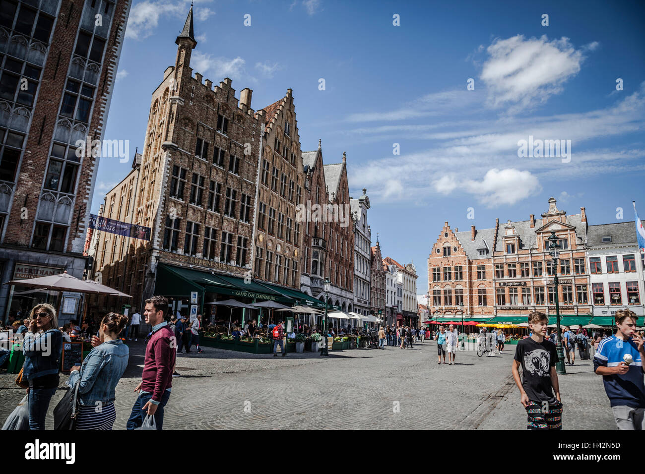 Les touristes à Grote Markt (place du marché) de Bruges, Brugge, Banque D'Images