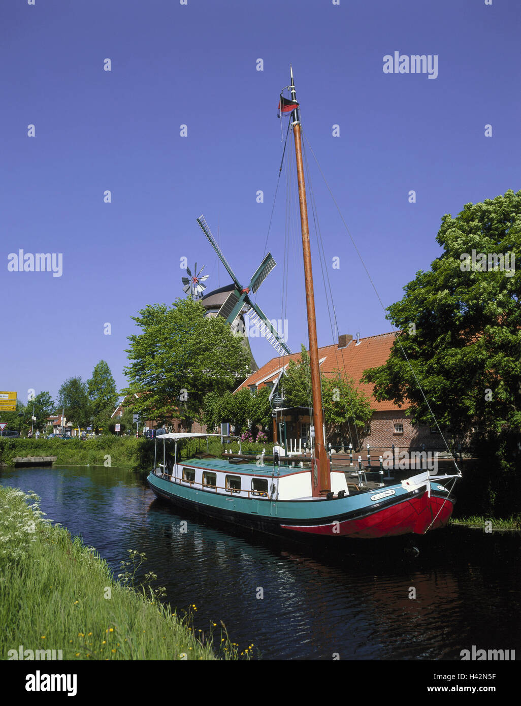 L'Allemagne, en Frise orientale, Großefehnkanal, bateau, Nord de l'ALLEMAGNE, Basse-Saxe, canal, voie d'eau, moulin, moulin, Fehnlandschaft la tourbe, navire, bateau, restaurant smock mill, galerie Dutchman, Mill Village, point d'intérêt, la destination, le tourisme, l'Ostgroßefehn, Banque D'Images