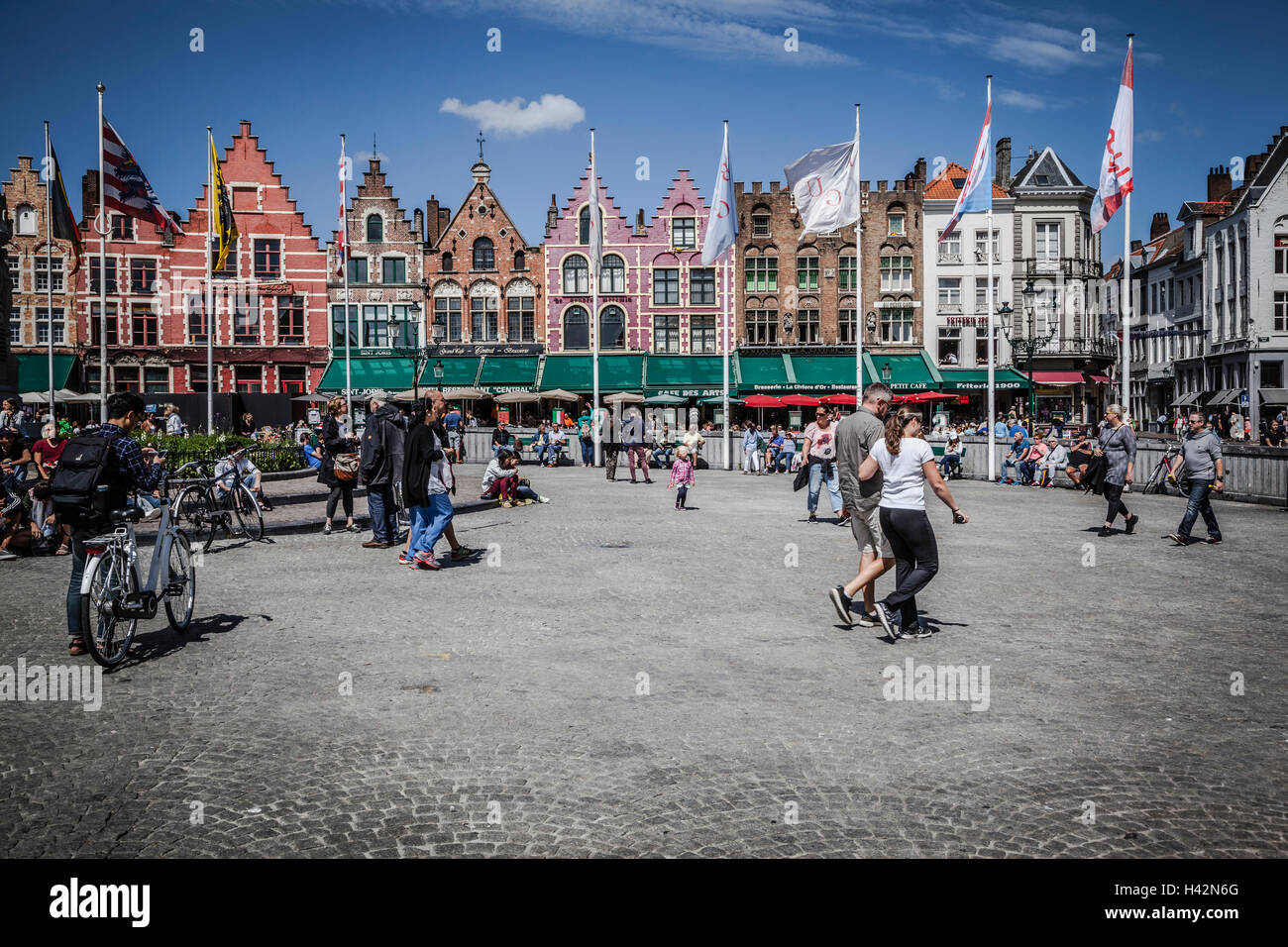 Les touristes à Grote Markt (place du marché) de Bruge Banque D'Images