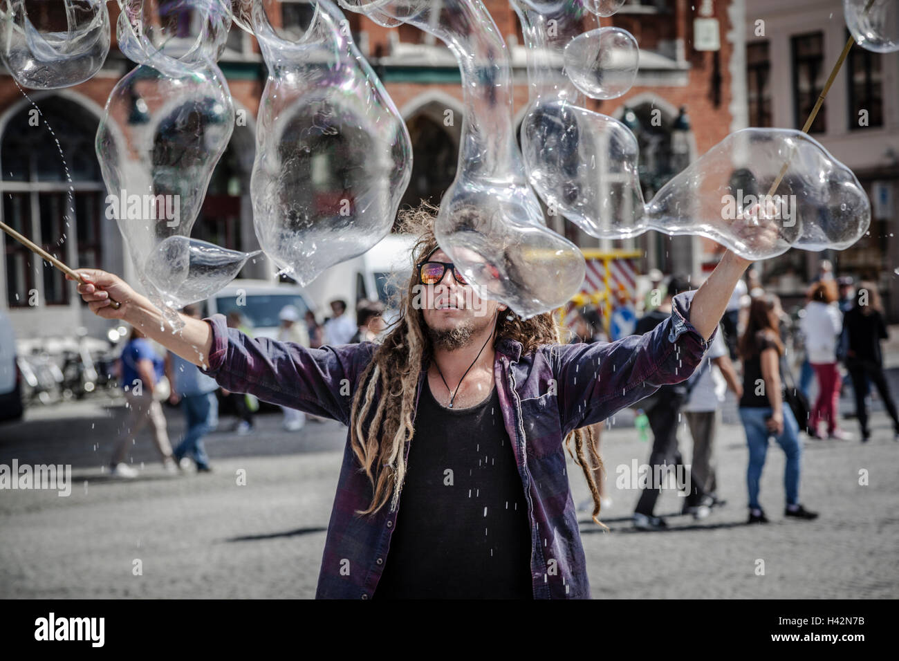 La bulle bulles de gros ventilateur à la place principale, Belgique, Bruges Banque D'Images