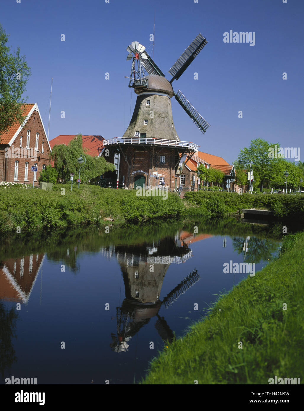 L'Allemagne, en Frise orientale, Großefehnkanal Ostgroßefehn,, moulin à vent, l'Allemagne du Nord, Basse-Saxe, canal, voie d'eau, moulin, Fehnlandschaft la tourbe, navire, bateau, restaurant smock mill, galerie Dutchman, Mill Village, point d'intérêt, destination, tourisme, Banque D'Images