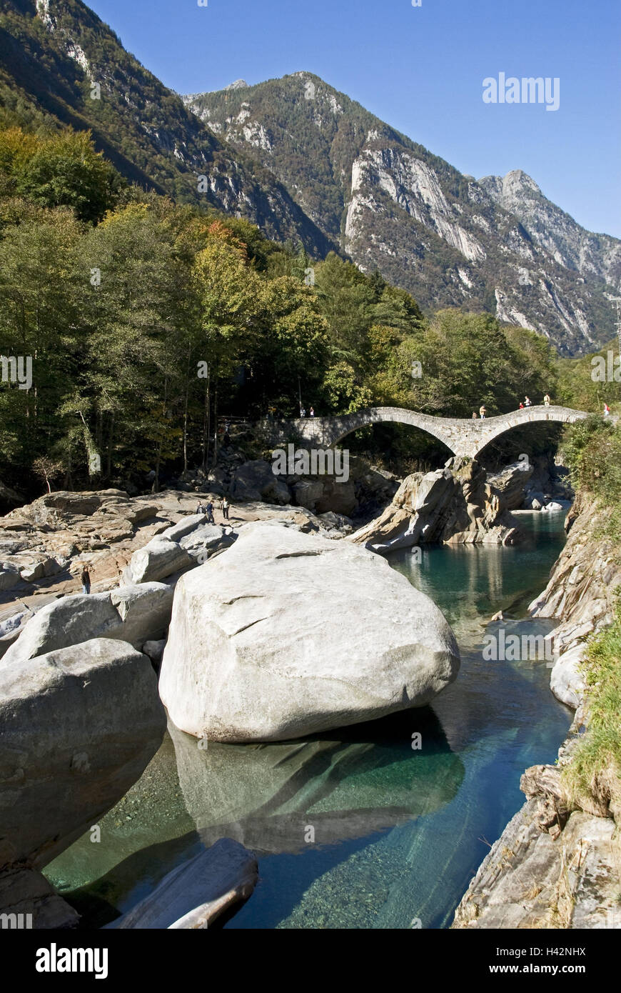 Suisse, Tessin, vallée de Verzasca, rivière Verzasca, pierres, Lavertezzo, Ponte les culbutes, pont, Moyen-Âge, Banque D'Images