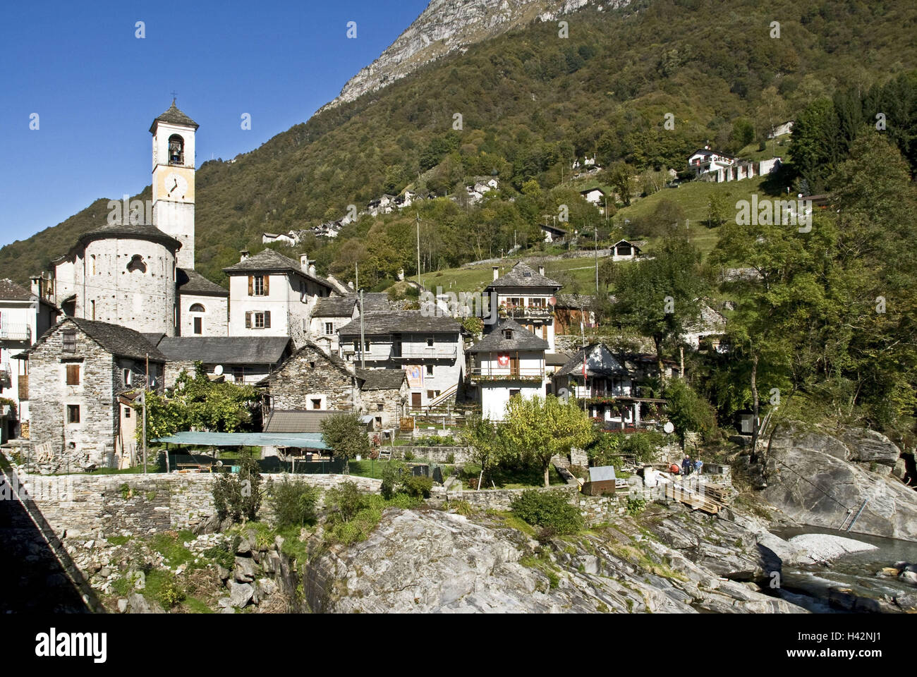 Suisse, Tessin, vallée de Verzasca, Lavertezzo, vue locale, l'église paroissiale'Maria degli Angeli', 15. 100., Banque D'Images