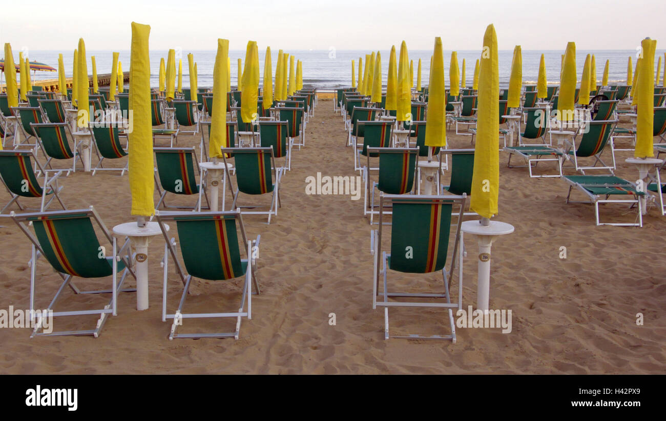 Italie, Toscane, plage, chaises longues, parasols, location, vacances, hors-saison, les loisirs, le repos, la mer, les loisirs, le ciel, littoral, Méditerranée, Mer Méditerranée, plage de sable, sable, l'été, des vacances d'été, loisirs, tourisme, série, déserte, Banque D'Images