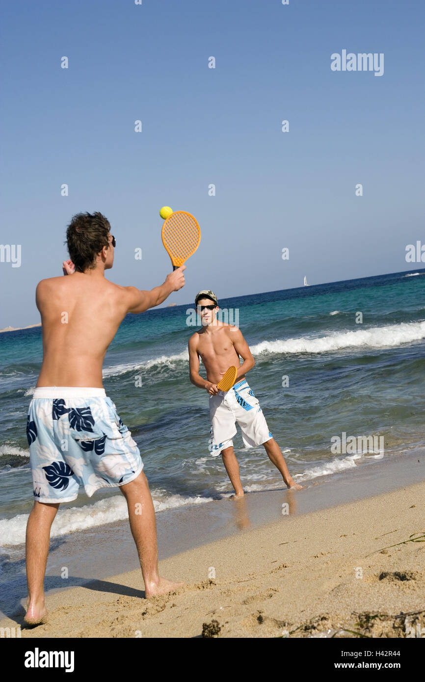 Les jeunes personnes, plage, balle, jouer Banque D'Images