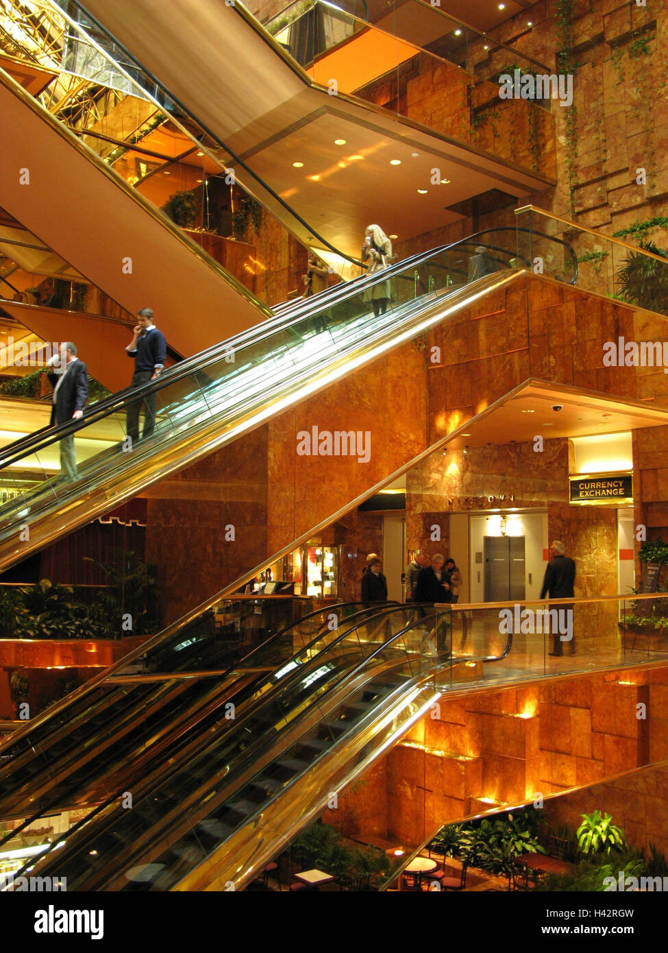 Les USA, New York City, Trump Tower, escalators, interior shot, en Amérique du Nord, ville, immeuble, high rise, gratte-ciel, planchers, sols, escaliers, les gens, à l'intérieur, verspiegelt, Banque D'Images