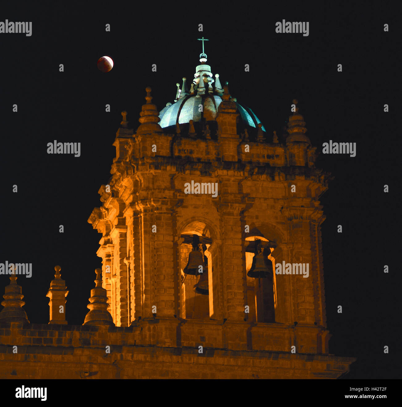 Le Pérou, Cuzco, Plaza de Armas, la cathédrale, nuit, lune, Amérique du Sud, Cuzco, la destination, le lieu d'intérêts, de la ville, église, église, de la structure, de la construction, de l'architecture sacrée, l'éclairage, demi-lune, eclipse lunaire, la foi, la religion, le christianisme, Banque D'Images