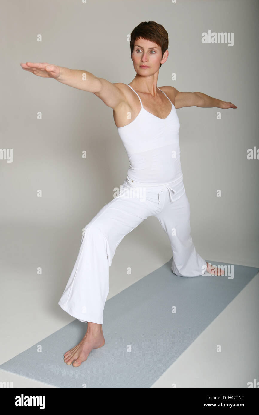Femme, jeune, marbre, debout, l'exercice de yoga, les gens, les vêtements, blanc, la gymnastique, loisirs, hobby, relaxation, méditation, stretching, exercice, la concentration, la réduction du stress, bien-être, studio, de l'intérieur, de l'ensemble du corps, Banque D'Images