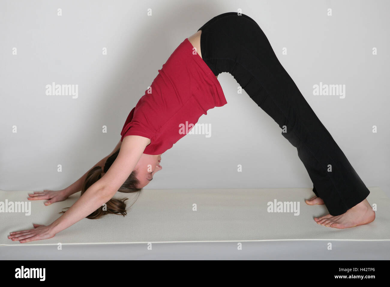 Femme, jeune, marbre, exercice yoga, vue latérale, Banque D'Images
