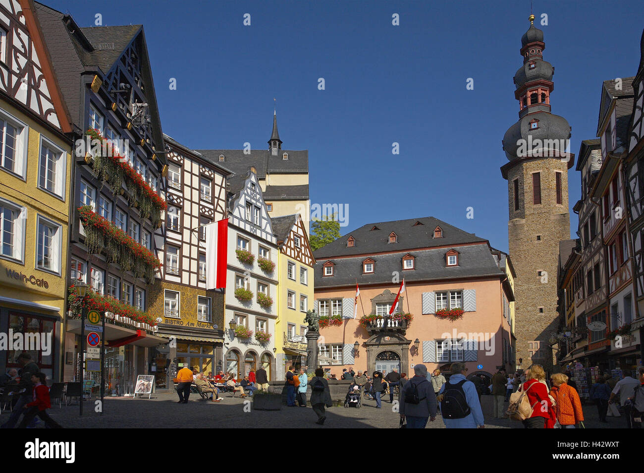 Allemagne, Rhénanie-Palatinat, Cochem, Vieille Ville, la place de l'hôtel de ville, maisons à colombages, clocher, touristique, vallée de la Moselle, les régions de vin, vignoble, le tourisme, la destination, le lieu d'intérêts, capacités, historiquement, l'architecture, des colombages, vieux, à l'extérieur, gable, magasins, boutiques, Summers, ensoleillée, puits, les gens, à la zone piétonne, de l'église, Banque D'Images