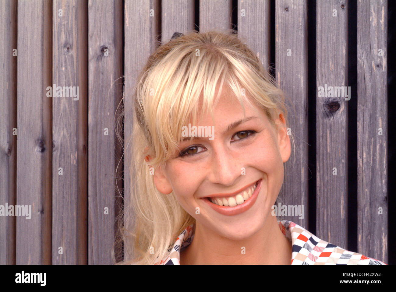 Mur en bois, femme, jeune, sourire, portrait, ADULTES, 20-25 ans, 25-30 ans, 20-30 ans, blond, à poil long, de convivialité, gaieté, charme, charme, d'expression, de naturel, de charme, de vêtements, de style rétro, rétro, rétro, blouse, transmission, mo Banque D'Images