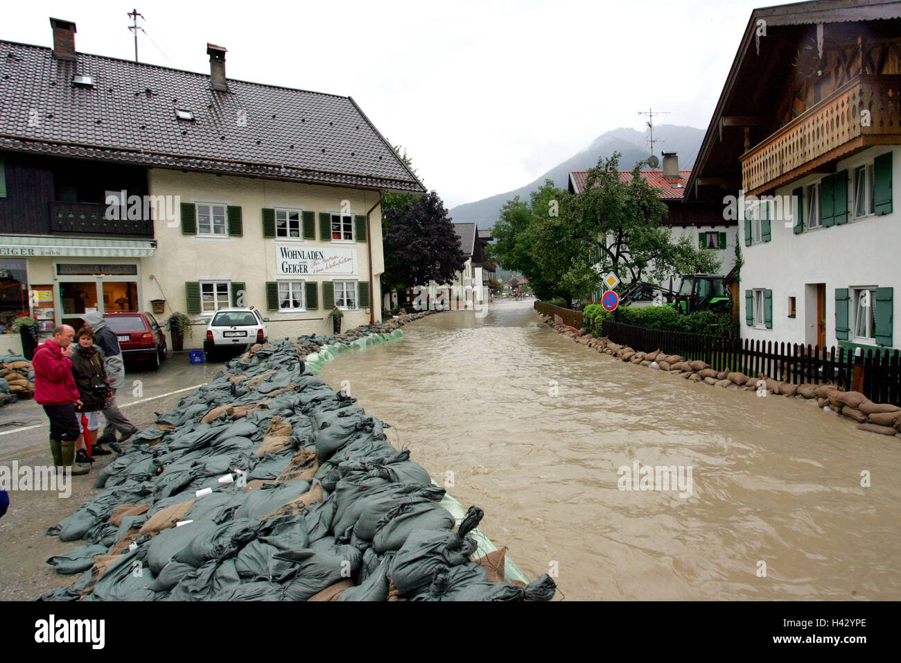 Allemagne, Bavière, Eschenlohe, rivière Loisach, hautes eaux, Skyline, maisons, barrière de sable, pas de mr pas exclusif l'Europe, Sud de la Bavière, village, guerrier monument, monument, Überflutung, inondation, catastrophe, catastrophe naturelle, de l'eau élevé cat Banque D'Images