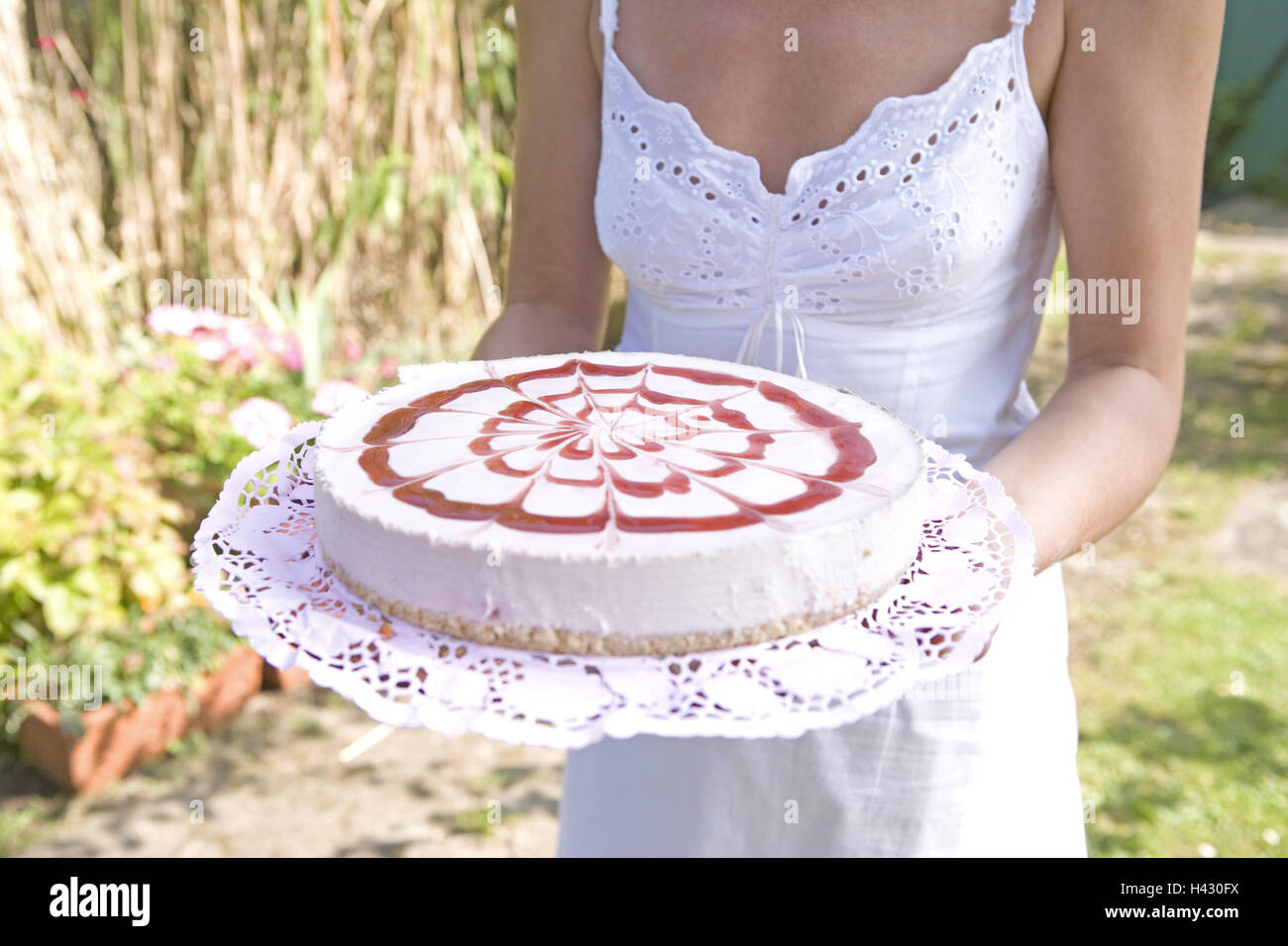 Jardin Femme Tarte Transporte Aborde Femme Au Foyer Tenue D Ete Anniversaire Gateau Tarte Tarte A La Creme Gateau D Anniversaire L Ornementation Sait Rouge Bonbons Desserts Patisseries Fines Des Patisseries Des Marchandises De L