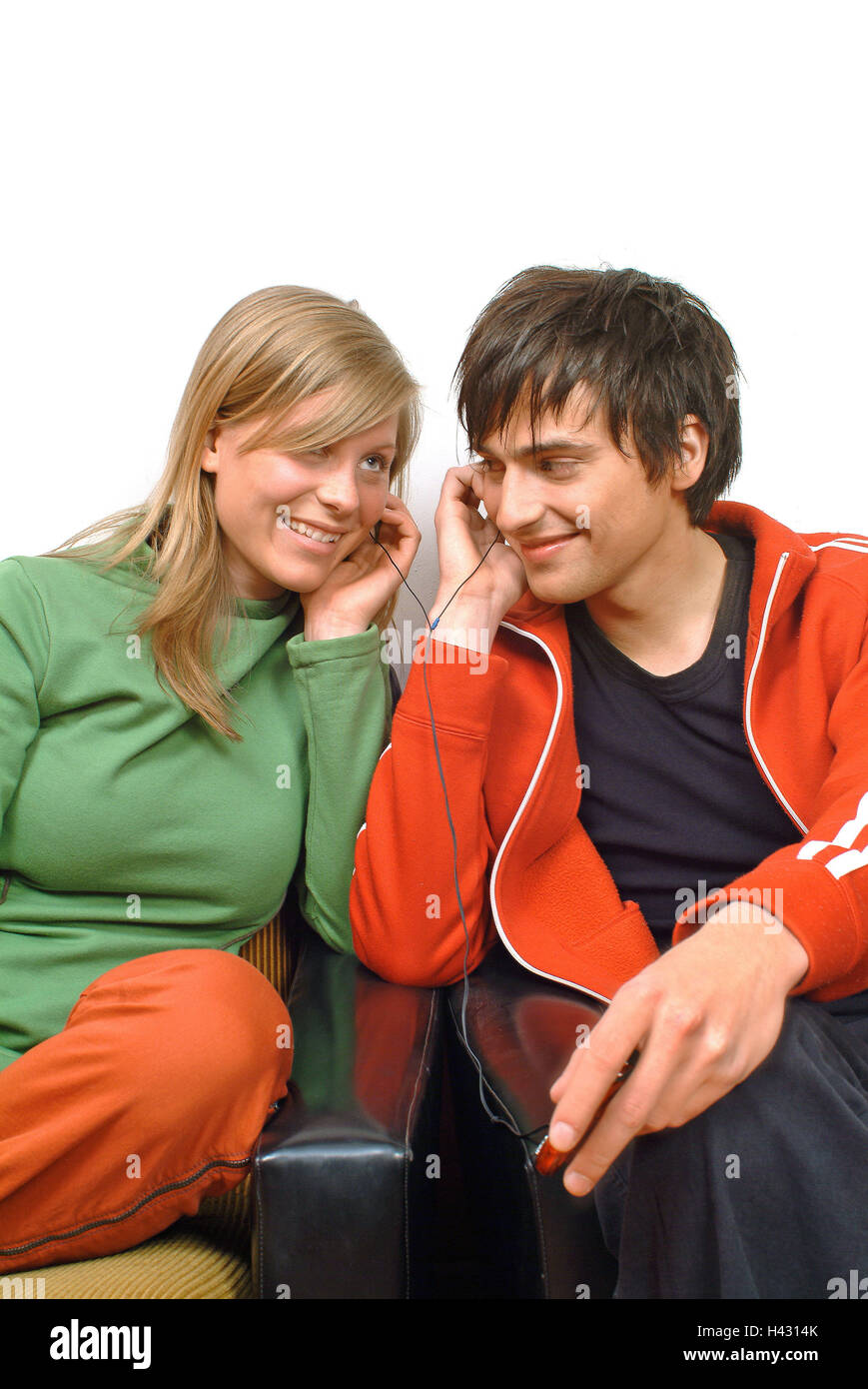 Couple, jeune, s'asseoir, écouteurs, entendre la musique, ensemble, professionnels, de 20 à 30 ans, de partenariat, de respect, de rire, de plaisir, d'écouter, tombé amoureux, l'amour, l'affection, de naturel, de satisfaction, d'amitié, de l'équilibre, les loisirs, passe-temps, de musique, de loisirs, de repos, de concert, t Banque D'Images