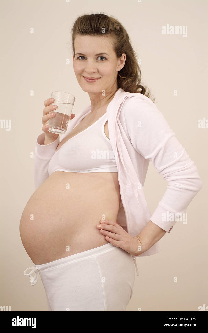 La Femme Enceinte Ventre Nu Leau Du Verre Sourire