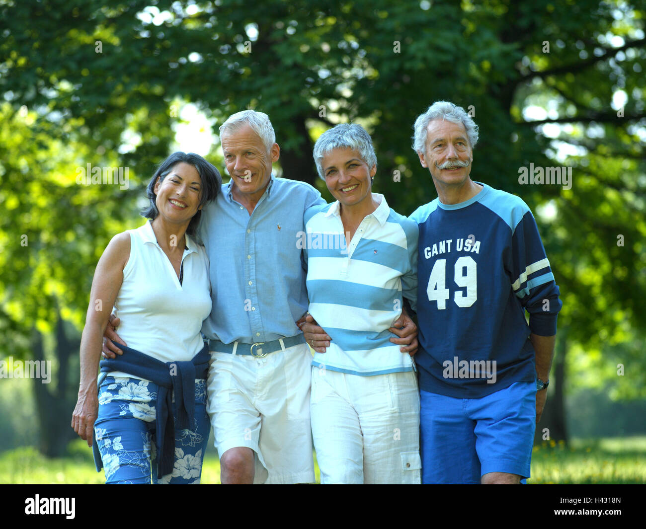 Park, les couples âgés, heureux, rendez-vous pour d'une marche, Groupe photo groupe, des personnes âgées, des couples, meilleur âge, amis, amitié, quatre, heureux, bras dessus bras dessous, insouciant de la nature, à pied, les loisirs, l'été, à l'extérieur Banque D'Images