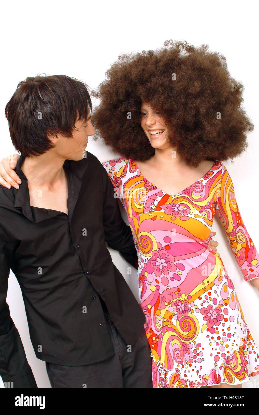 Couple, embrasser, contact avec les yeux, heureux, de 20 à 30 ans, femme,  robe, perruque, couleurs vives, Afroperücke, perruque de cheveux afro,  splendeur, coiffure, boucles, outfit, style, mode, Fashion, look rétro, de