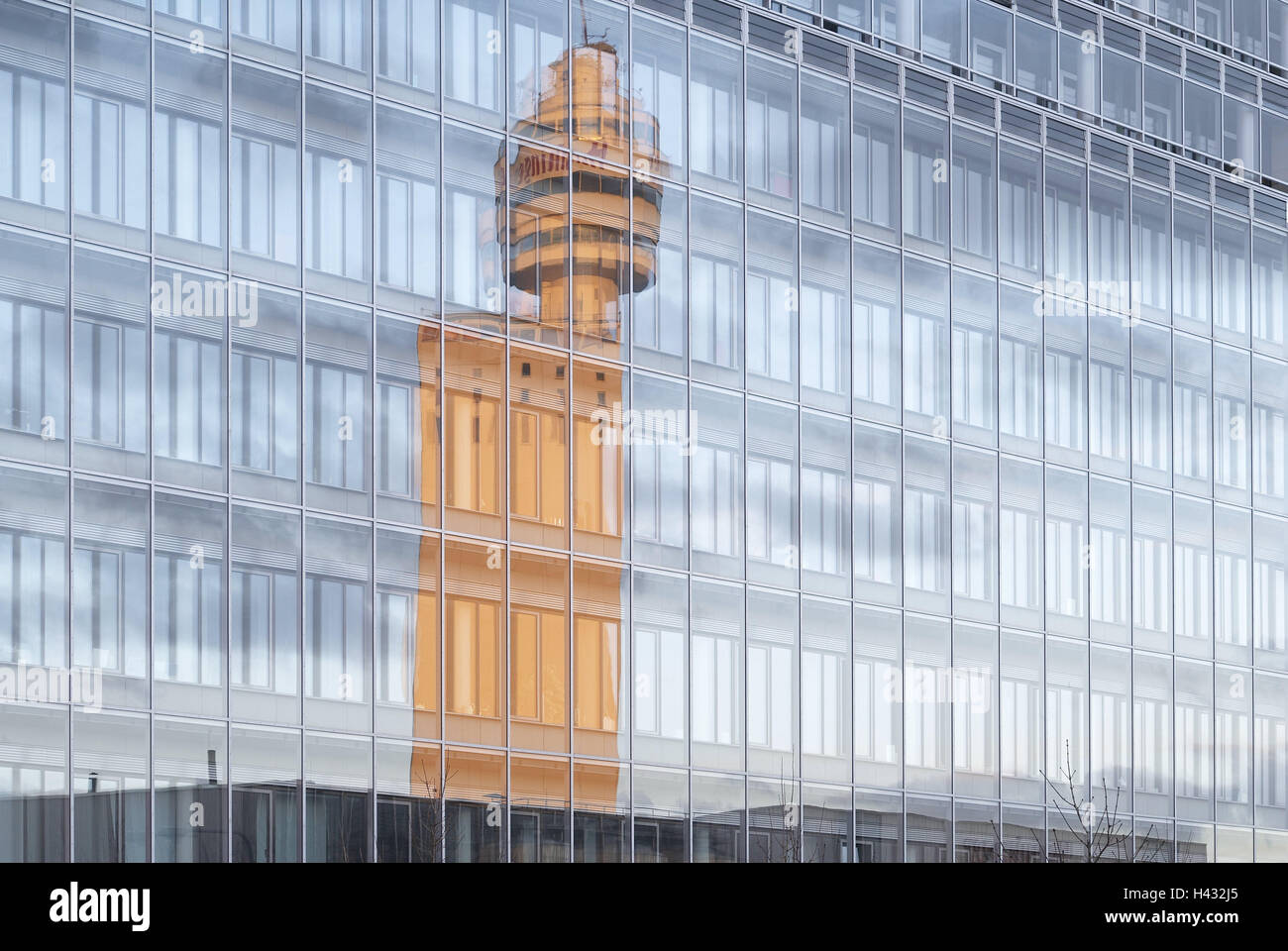 Allemagne, Hesse, Francfort sur le Main, immeuble de bureaux, avec porte en verre, de réflexion, d'Henninger Turm, Banque D'Images