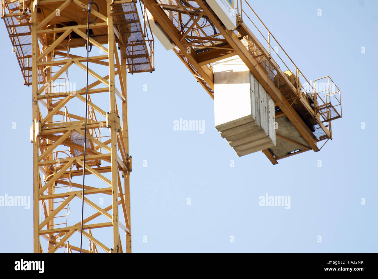 Grue de construction, de détail, d'en bas, des hommes au travail, grue, grue, grue en porte-à-faux frais, fer à repasser, machine de construction, la construction, la construction, l'industrie du bâtiment, de l'économie, construire, construction, travaux de construction, Banque D'Images