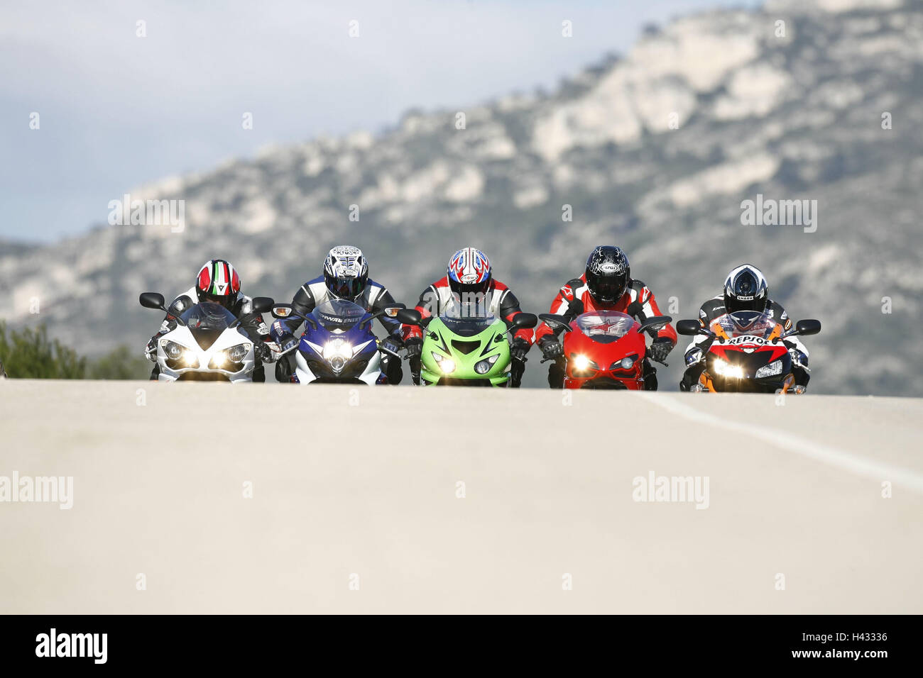 Les motocyclettes, 1000e test comparatif, 5e formation, déménagement, head-on, montagnes, l'arrière-plan Banque D'Images