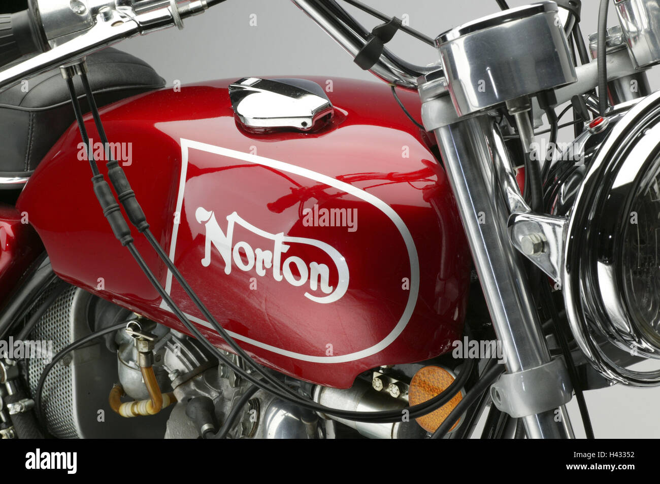Norton Commando, moto 750 pages, rouge, classique, détail, réservoir, contrôle Banque D'Images