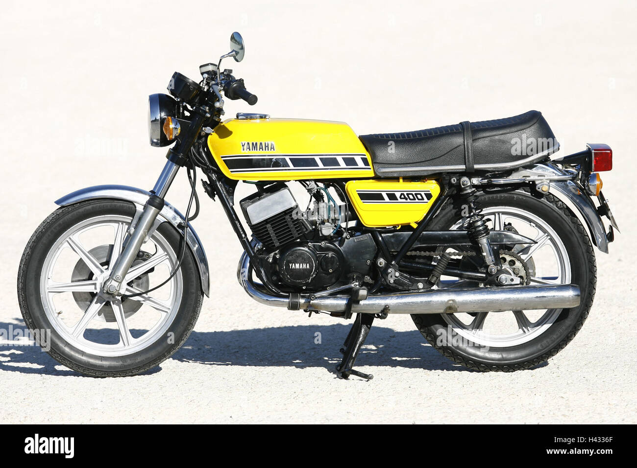 Moto, YAMAHA RD 400', 'classic, standard, sur la droite, la page, aperçu, à l'extérieur, jaune Banque D'Images