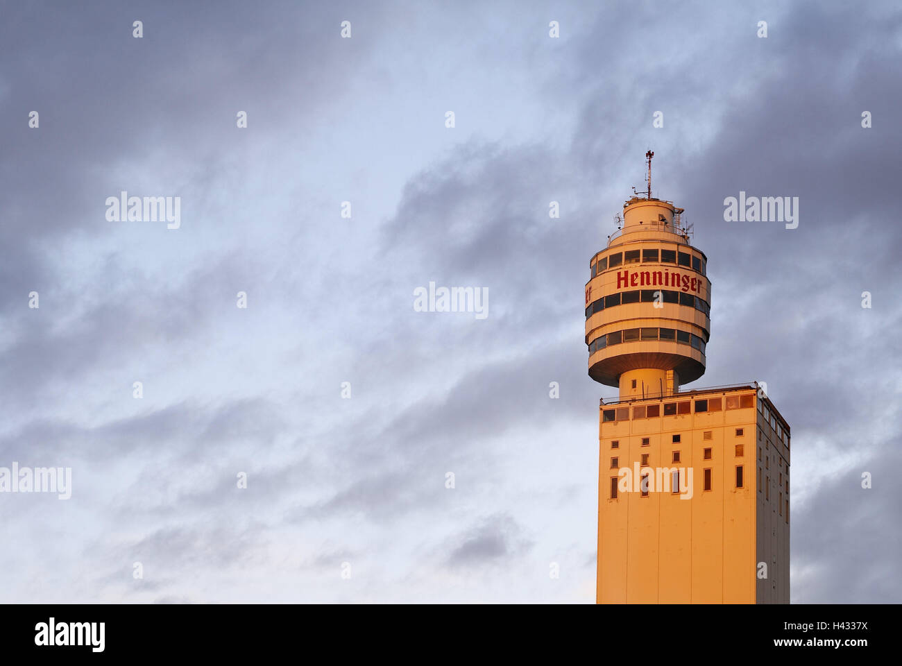 Allemagne, Hesse, Francfort sur le Main, Henninger Turm, lumière du soir, Banque D'Images