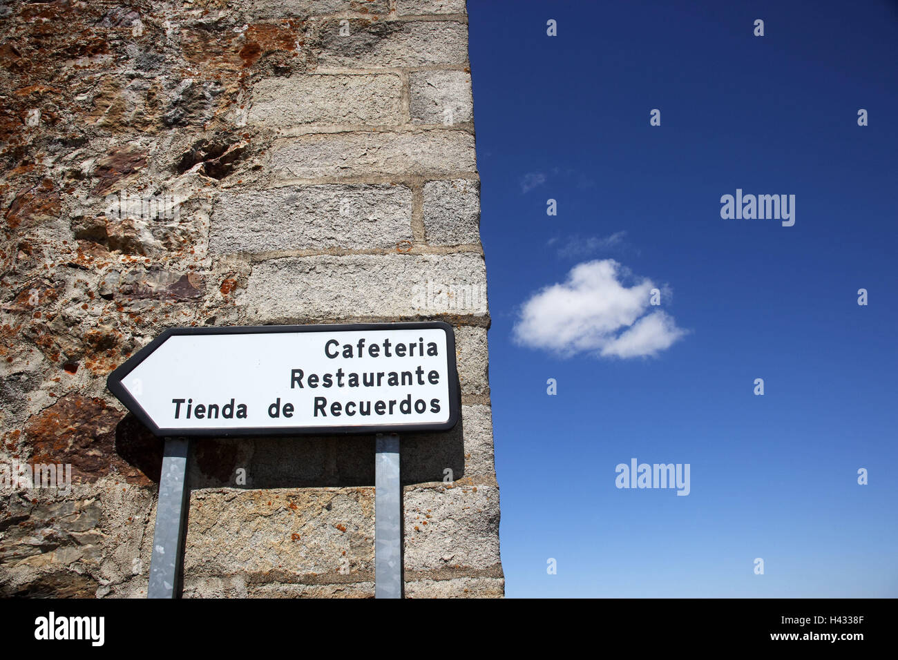 L'Espagne, ex-tréma dura, mur en pierre, signer, restaurant, muraille, enseigne, panneau, bar, cafétéria, de l'information, l'attention, ciel, nuage, personne, Banque D'Images