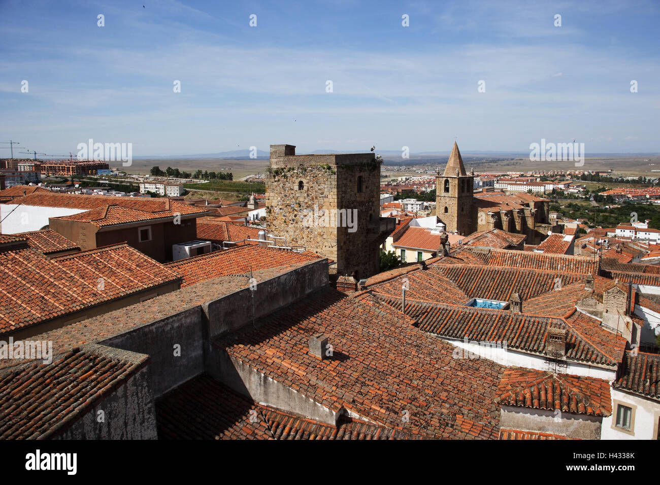 L'Espagne, ex-tréma dura, Caceres, aperçu ville, ville, maisons, maisons, maison, toit toits paysages, église, église paroissiale, destination, tourisme, Banque D'Images