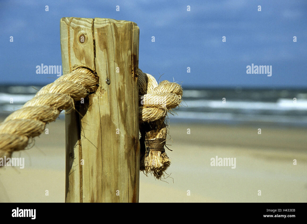 Plage de sable fin, poteau en bois, corde, noeud, plage, pôle, en bois, de la corde, de la fixation, blocage, garde-corps, sur la mer, personne ne produit, photographie, Banque D'Images
