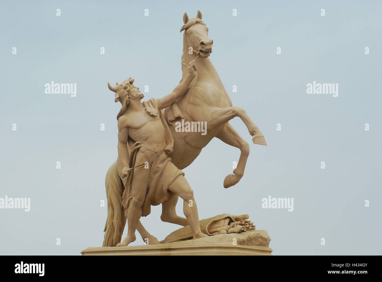 L'Allemagne, 1, Schwerin, pont du château, sculpture, Obotrit prépare son cheval, Banque D'Images