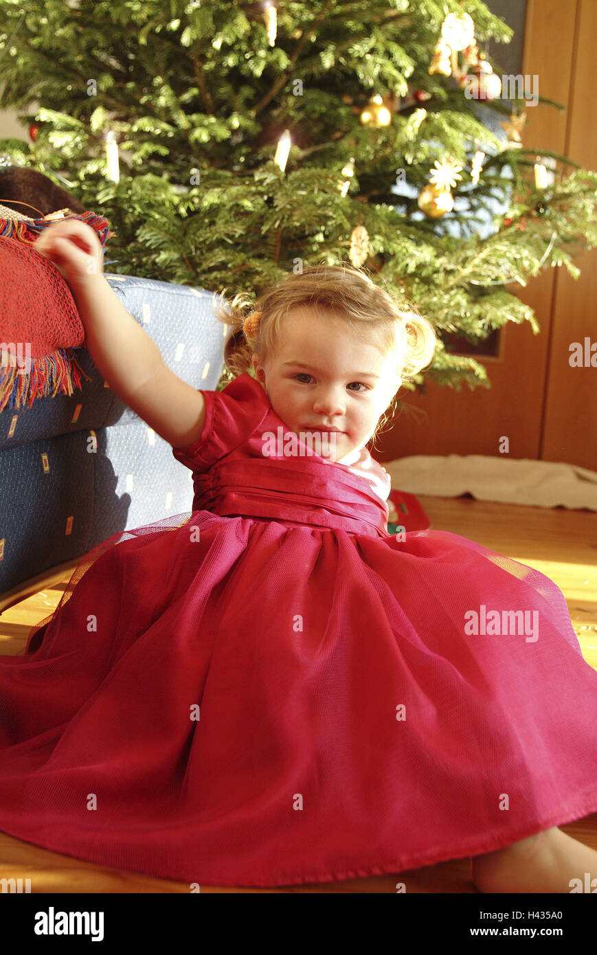 Noël, enfant, filles, de tresses, robe rose, est assis en arrière-plan,  Christian-tree salles de séjour canapé personnes tout-petit, 2-4 ans, de  tresses, vêtements de fête, l'ennui, attend, sapin, Noël, décoration de Noël ,