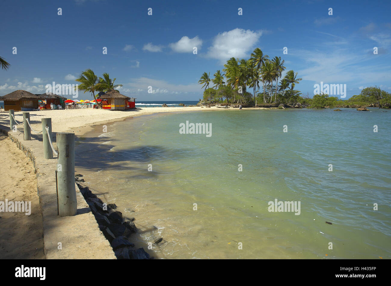 Brésil, Bahia, île de Morro de Sao Paulo, plage, palmiers, Rimpossible échoue, l'Amérique du Sud, destination, tourisme, plage de sable, plage, vacances, vacances palm beach, sunny, à l'extérieur, l'eau, de la mer, bar, hutte, cabane de plage, muraille, fixation de la Banque mondiale, bay, Banque D'Images