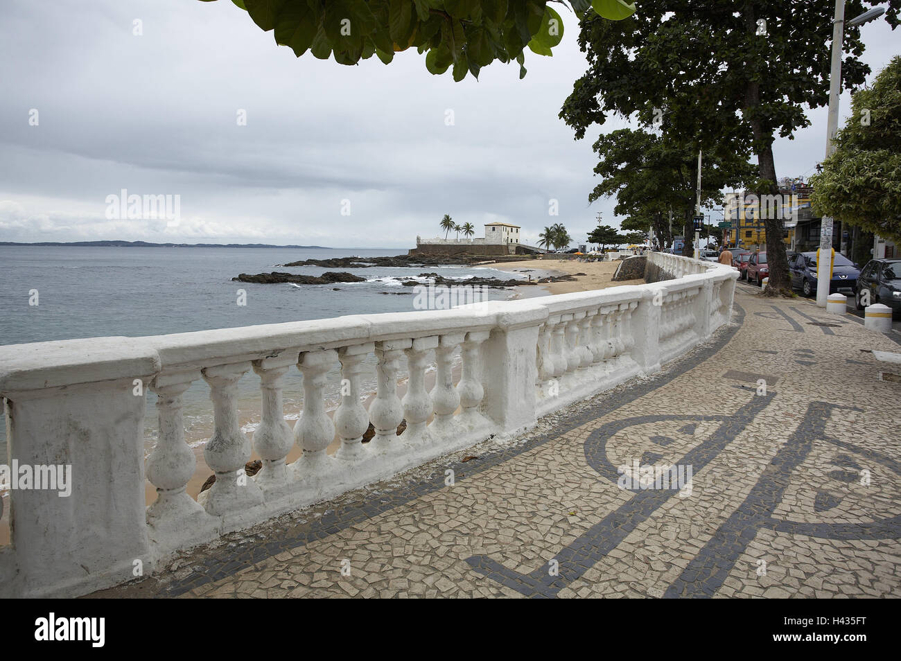 Brésil, Salvador Bahia, Barra, front, balustrade, style colonial, l'Amérique du Sud, destination, ville, plage, promenade, promenade de la Banque mondiale, pavés, mer, cloudies, ciel voilé, tourisme, plâtre, mosaïque, du trottoir, de l'âge colonial Banque D'Images
