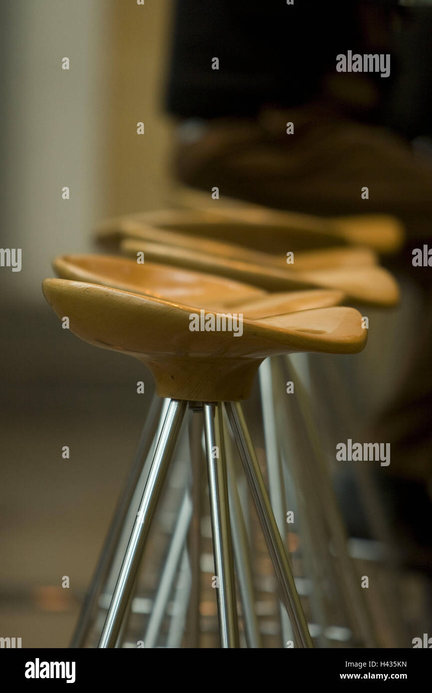 Compteur, tabouret de bar, détail, bar, bar, possibilités de siège, chaises, tabourets, sièges, sièges en bois, bois, design, mobilier, rue déserte, photographie de produits, Banque D'Images