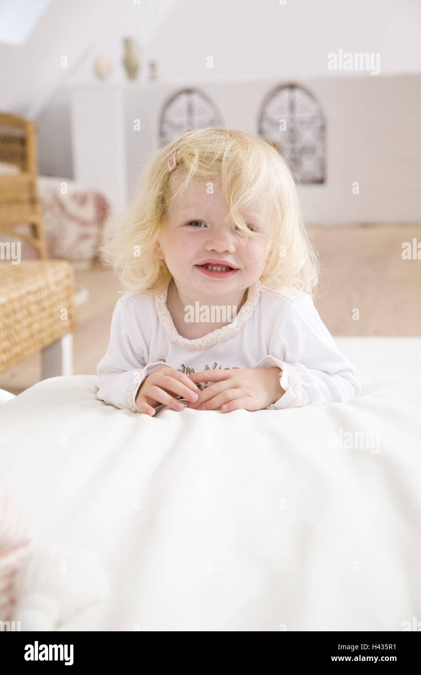 Salles de séjour, de la table, enfant, filles, sourire, gaiement, joue, portrait, vacances, canapé-reste, personnes, enfant, 1-2 ans, blond, regard caméra, cependant, réside, grimpe, heureusement, gaiement, librement, l'enfance, à la maison, de l'intérieur, Banque D'Images