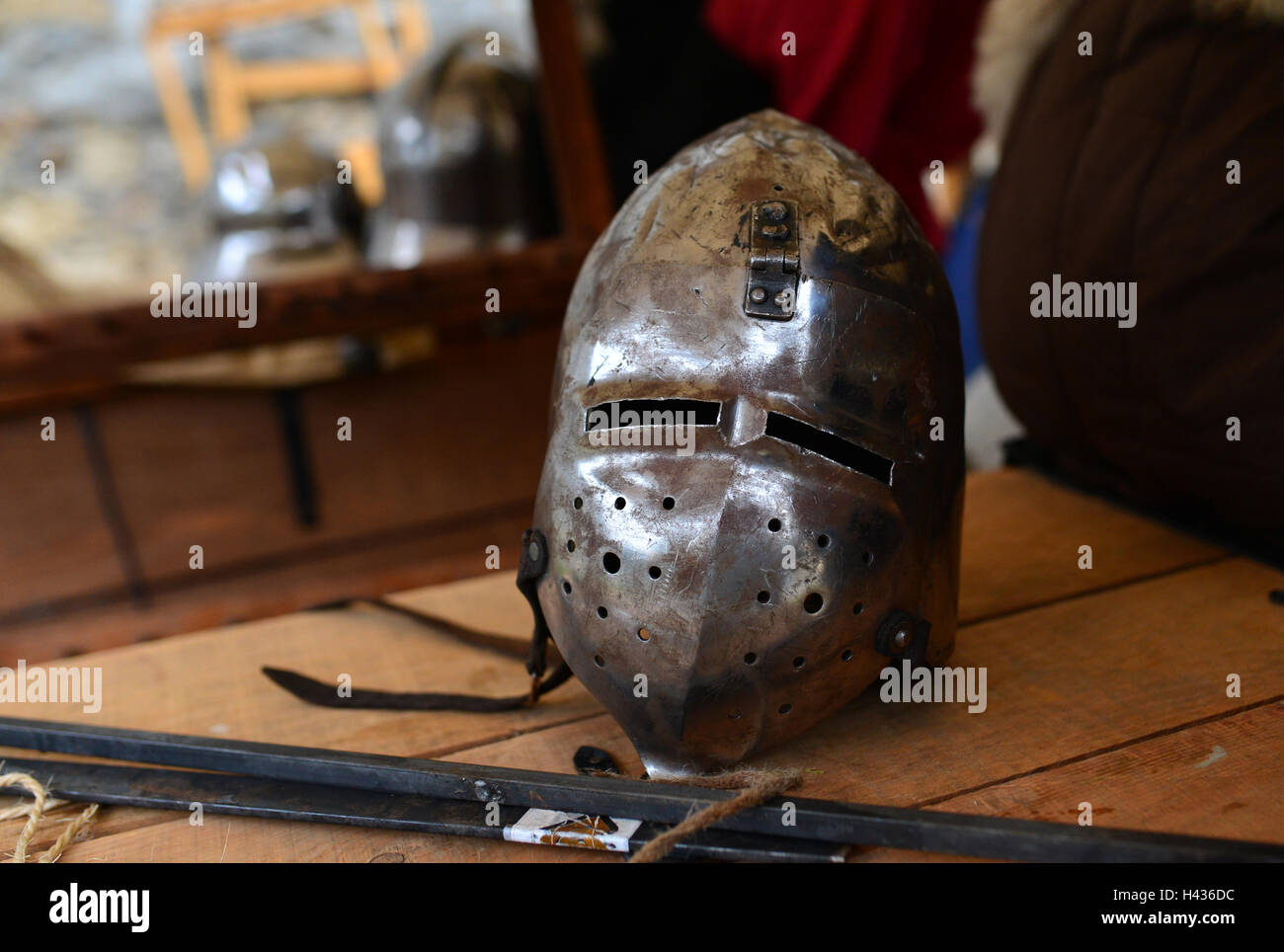 Casque de métal guerrier médiéval accessoires protection de la tête Banque D'Images