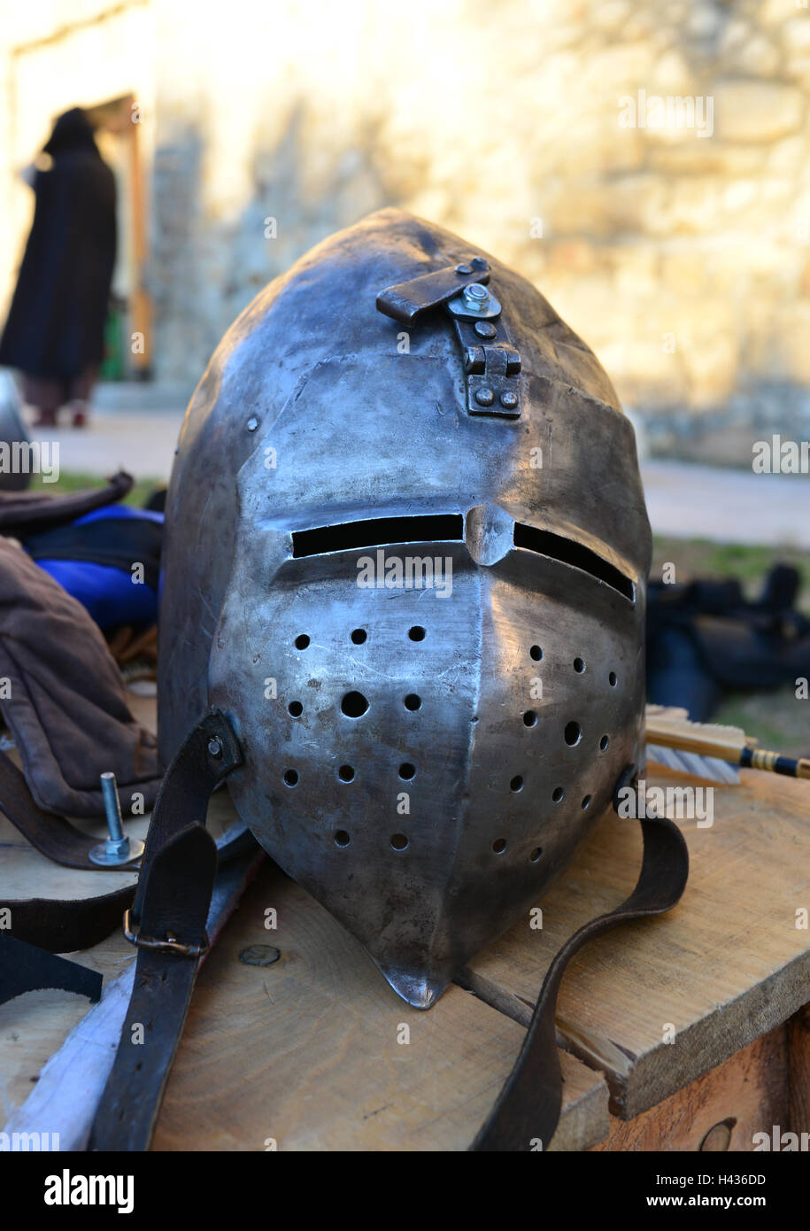 Casque de métal guerrier médiéval accessoires protection de la tête Banque D'Images