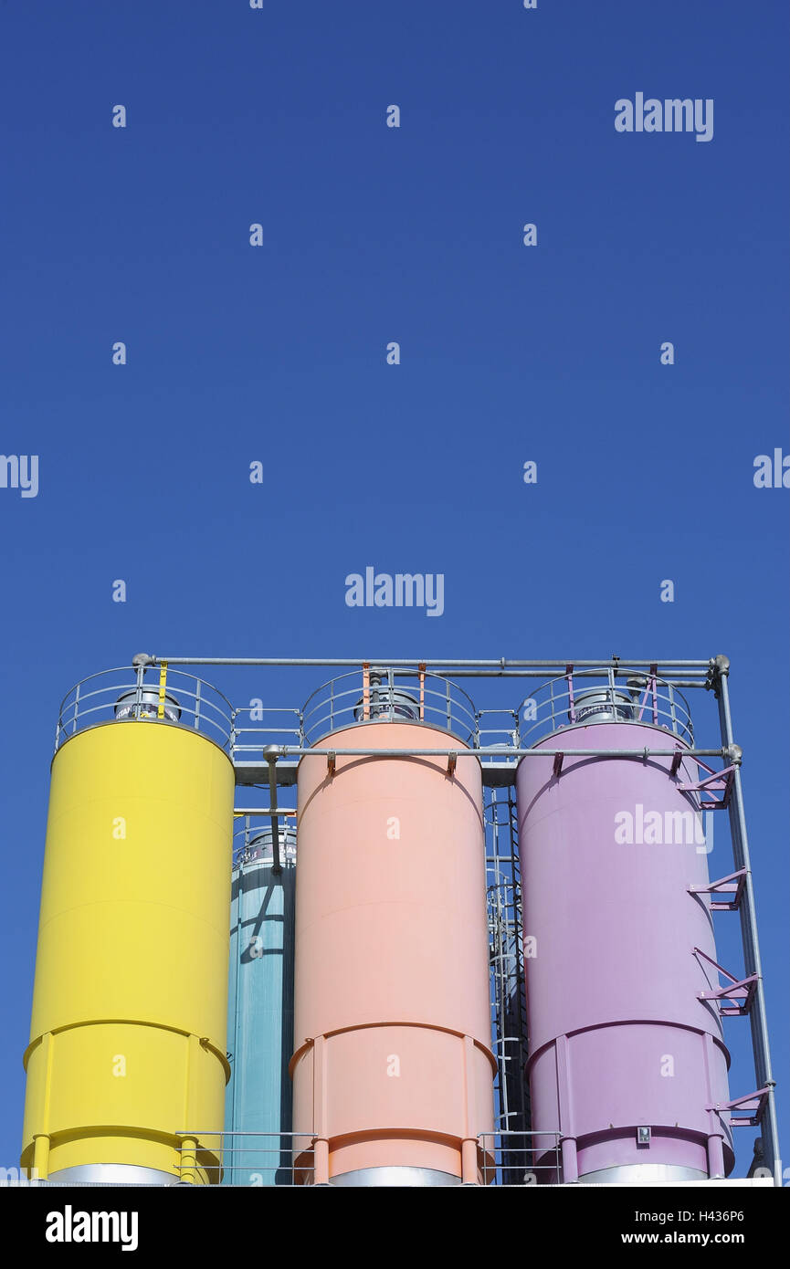 Silos, cas, prend en charge, de couleurs vives, le ciel sans nuages,, bleu, Banque D'Images