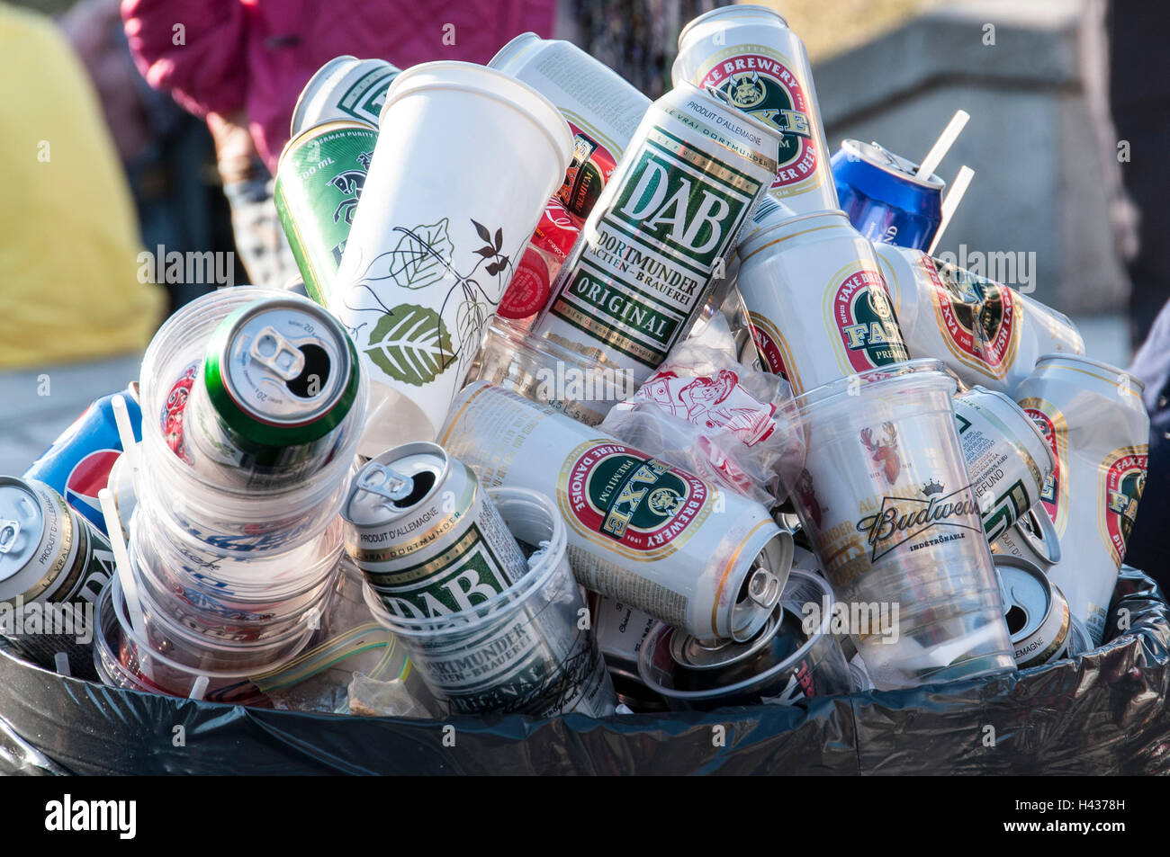 Des canettes de bière, ski Place Saint-Bernard, base de Mont Tremblant, Québec, Canada. Banque D'Images