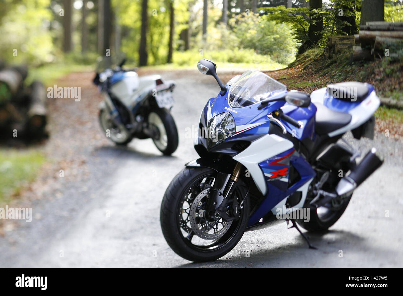 Motos, Suzuki GSX-R 1000, stand, façon forestière, flou, street, bois,  forêt, Suzuki GSX-R-1000, deux, moto, mettre bas, personne Photo Stock -  Alamy